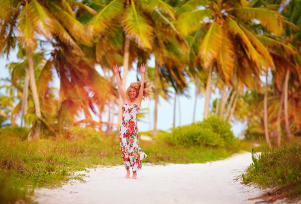 Frumoasă fată fericită se bucură de vacanță de vară în plantația tropicală de palmieri — Fotografie, imagine de stoc
