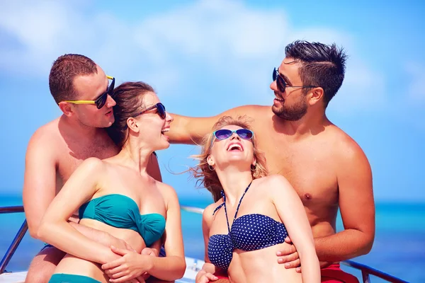 Gruppe glücklicher Freunde, die sich während der Sommerferien auf der Jacht vergnügen — Stockfoto