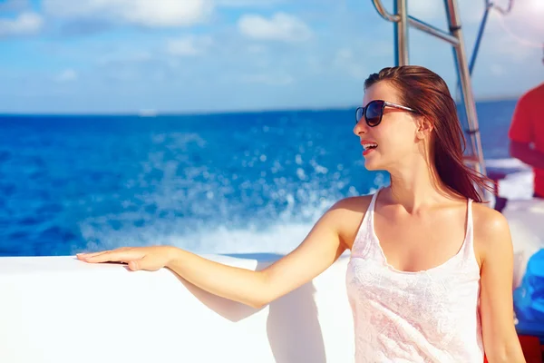 Feliz chica joven disfruta de vacaciones de verano en crucero por el océano en barco de motor —  Fotos de Stock