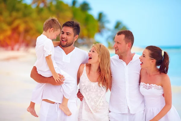 Grote familie, groep van vriend plezier op tropisch strand, zomervakantie — Stockfoto