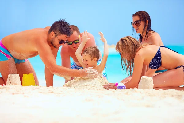 Amigos felices divirtiéndose en la arena en la playa, vacaciones de verano —  Fotos de Stock