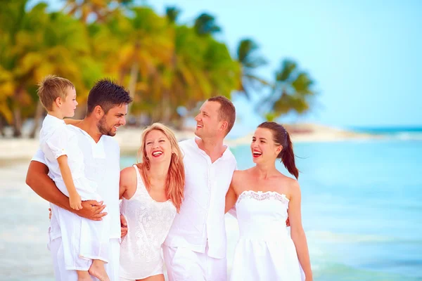 Grupo de amigos divirtiéndose en la playa tropical, vacaciones de verano —  Fotos de Stock