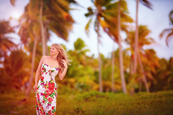 Beautiful young girl in tropical palm grove, summer breeze — Stock Photo, Image