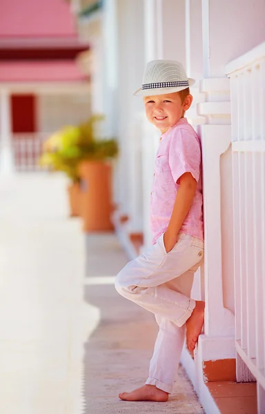 Ładny chłopak modne, dziecko pozowanie na lato ulicy — Zdjęcie stockowe
