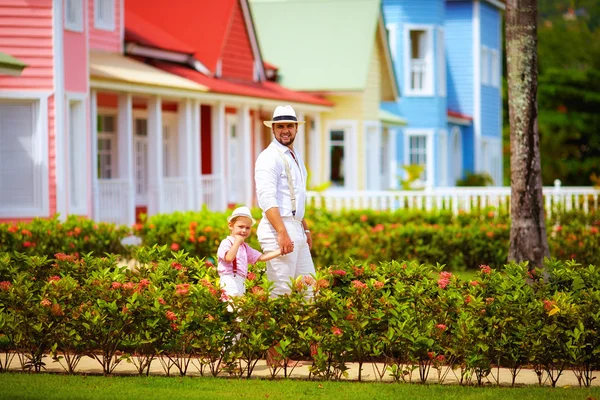 Uomo elegante con figlio che cammina sulla strada caraibica — Foto Stock