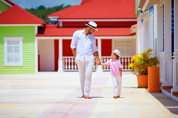 Felice padre e figlio a piedi sulla strada del villaggio caraibico — Foto Stock