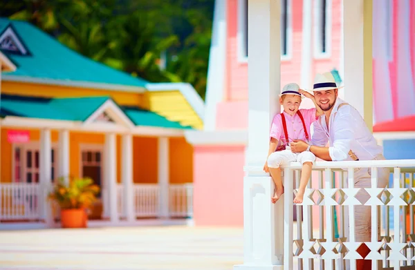 Retrato de família feliz nas férias caribenhas — Fotografia de Stock