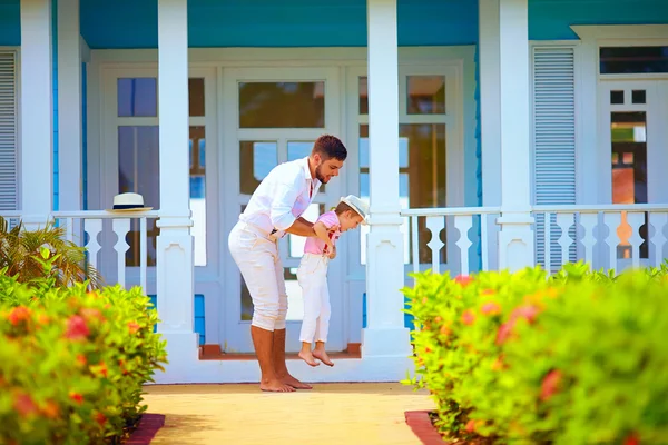 Sonriente padre e hijo divirtiéndose delante de la casa —  Fotos de Stock