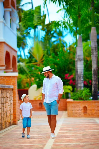 Padre e hijo caminando en la linda calle tropical — Foto de Stock