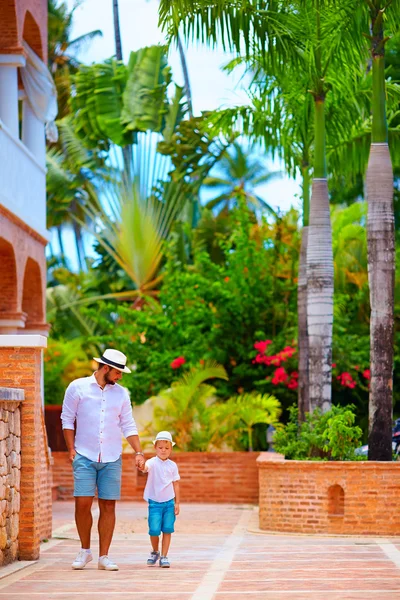 Padre e hijo caminando en la linda calle tropical —  Fotos de Stock