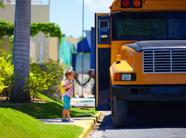 Мальчик, ребенок садится в школьный автобус, готов идти в школу — стоковое фото