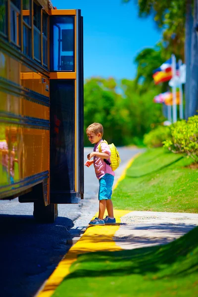 Jeune garçon, enfant qui monte dans le bus scolaire, prêt à aller à l'école — Photo