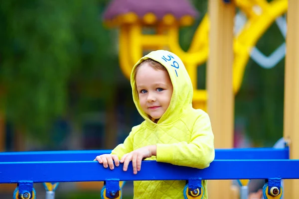 Heureux excité garçon avoir amusant sur attraction aire de jeux — Photo