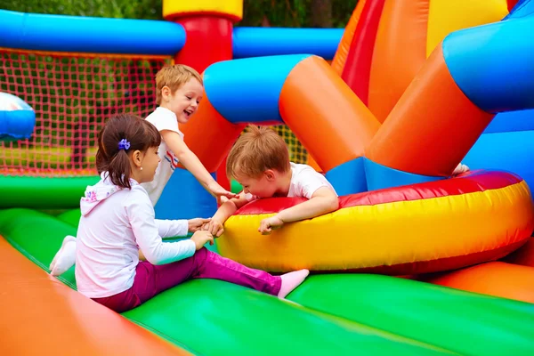 Opgewonden kinderen plezier op opblaasbare attractie Speeltuin — Stockfoto