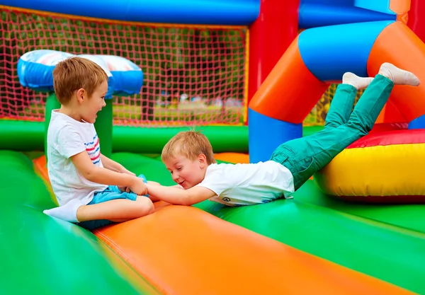 Opgewonden kinderen plezier op opblaasbare attractie Speeltuin — Stockfoto