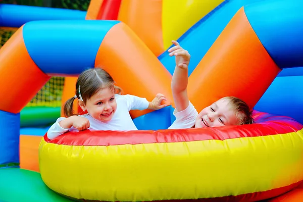 Bambini eccitati che si divertono sul parco giochi gonfiabile dell'attrazione — Foto Stock