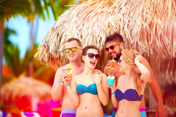 Grupp glada vänner som har roligt på tropisk strand, sommar semester fest — Stockfoto
