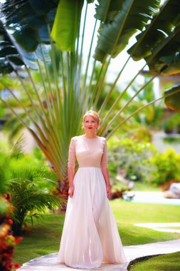 güzel zarif kız yaz bahçesine doğru yürüyüş