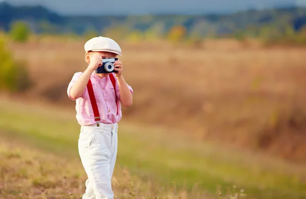 오래 된 스타일 사진 카메라로 촬영 하는 귀여운 아이 — 스톡 사진