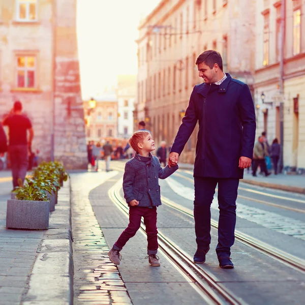 Divatos apa és fia, séta a régi város utca — Stock Fotó