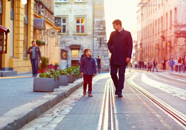 Padre e figlio alla moda che camminano nella vecchia strada della città — Foto Stock