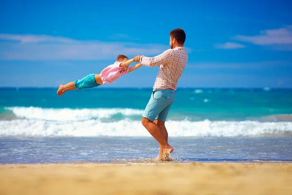 Heureux excité père et fils avoir du plaisir sur la plage d'été, profiter de la vie — Photo