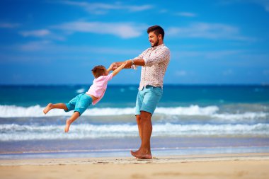mutlu heyecanlı baba ve oğul having fun yaz sahilde zevk yaşam