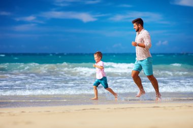 mutlu heyecanlı baba ve oğul yaz sahilde çalışan zevk yaşam