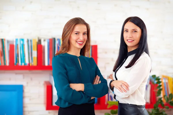 Portrait of two pretty business women in office — Stock Photo, Image