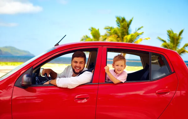 Щасливий батько і син подорожують в машині на літніх канікулах — стокове фото