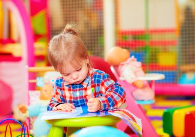 sevimli küçük kız anaokulu kurşun kalemle çizim