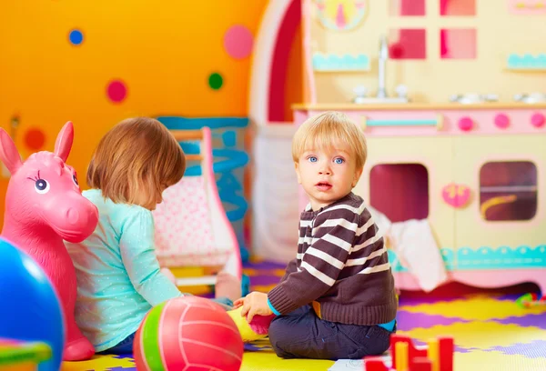 Lindo poco a los niños jugando juntos en la guardería —  Fotos de Stock