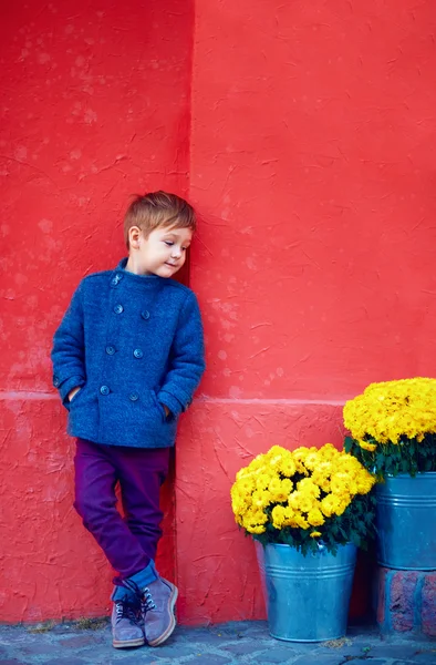 Портрет милого мальчика, позирующего у красочной стены — стоковое фото