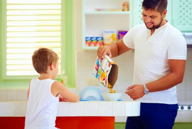 Baba oğul Mısır gevreği sabahları evde kahvaltı hazırlama