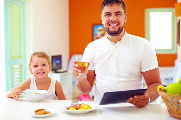 Pai e filho tomando café da manhã na cozinha em casa — Fotografia de Stock