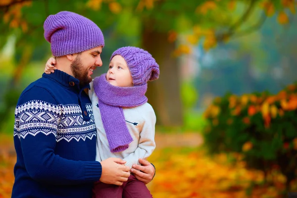 Pai na moda e filho falando no parque de outono — Fotografia de Stock
