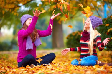 mutlu arkadaş canlı sonbahar parkta oynarken