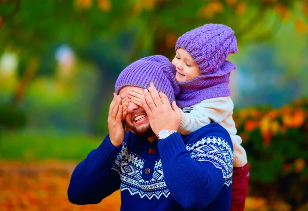 Happy father and son playing in autumn park — Stock Photo, Image