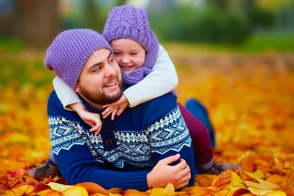 Heureux père et fils s'amuser dans le parc d'automne — Photo