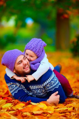 neşeli baba ve oğul sonbahar park eğlenmek