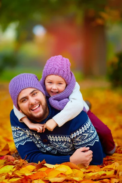 Neşeli baba ve oğul sonbahar park eğlenmek — Stok fotoğraf