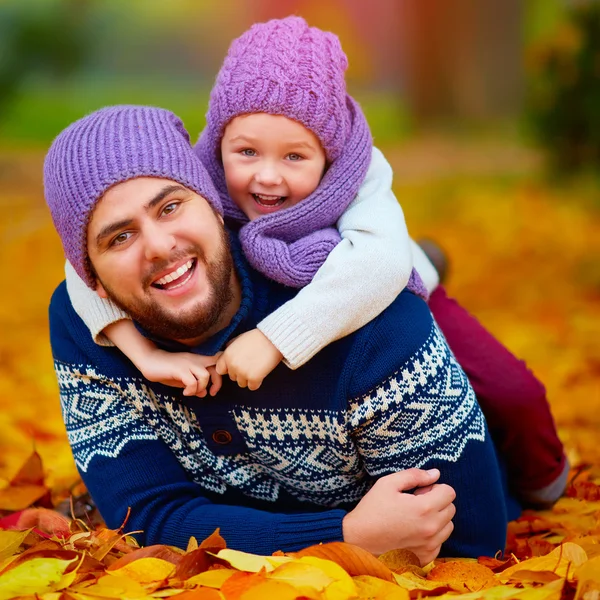 Radosny ojciec i syn, zabawy w parku jesień — Zdjęcie stockowe