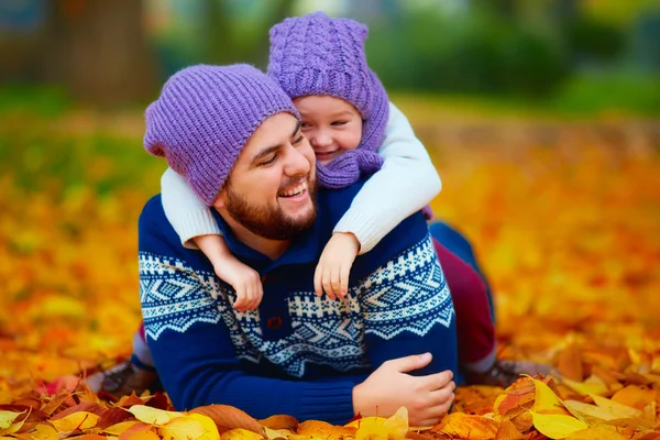 Joyful father and son having fun in autumn park — Stock Photo, Image