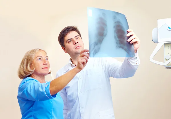 Pessoal médico discutindo o radiograma de roentgen no hospital — Fotografia de Stock