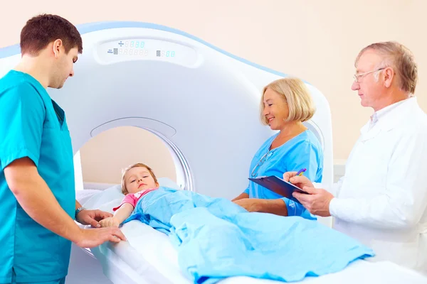Little patient kid among medical staff ready for ct scanning — Stock Photo, Image