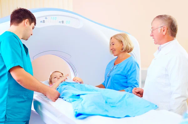 Bambino piccolo paziente tra il personale medico pronto per la scansione ct — Foto Stock