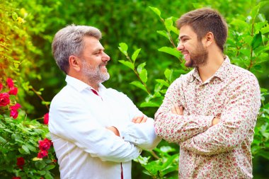 mutlu baba ve oğul portresi, görünüşte benzer