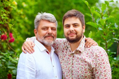 mutlu baba ve oğul portresi, görünüşte benzer