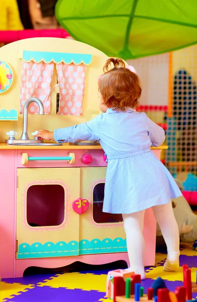 Kleine Gastgeberin in Spielzeugküche im Kindergarten — Stockfoto