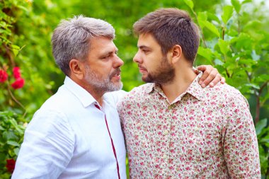 Baba ve oğul, görünüşte benzer portresi